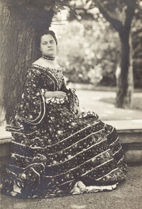 Editha Mautner Markhof in einem Kleid nach dem Entwurf ihres Mannes Koloman Moser